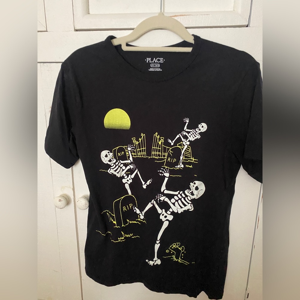 Childrens Place short sleeve black Halloween tea with dancing skeletons size L.